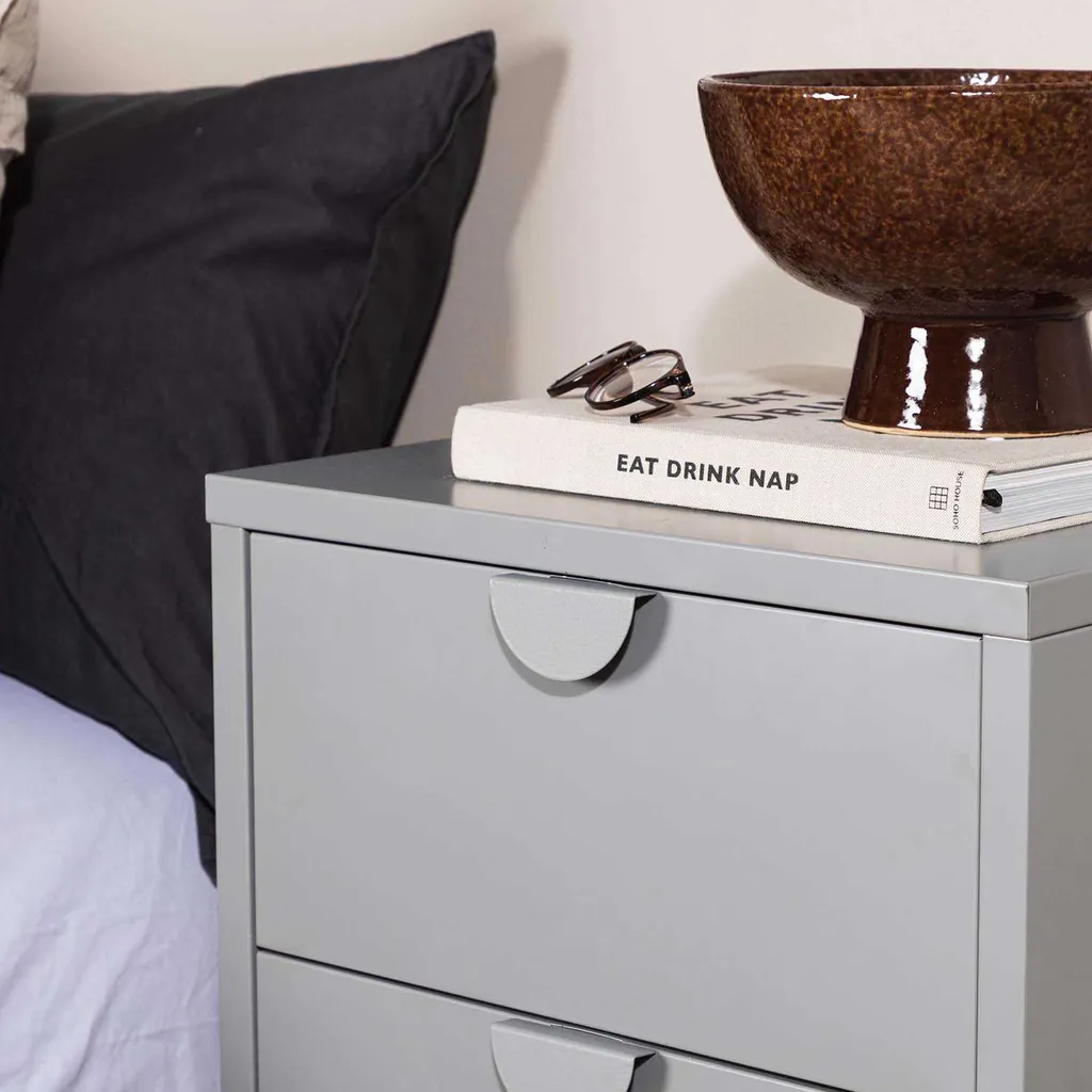 Table de nuit grise 2 tiroirs Piring en bois avec finition gris clair - 11