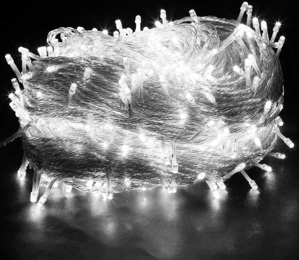 Decorazioni Natalizie: 50 Metri di Luci Fata per una Casa Magica