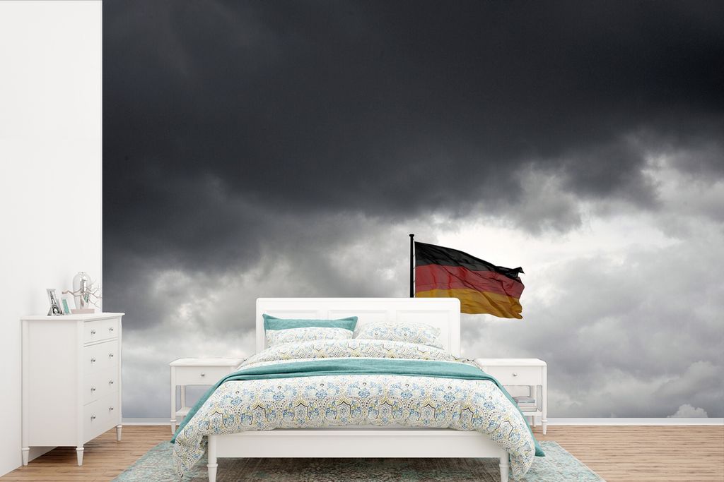 MuchoWow Fototapete für Wohnzimmer oder Schlafzimmer Wandtapete Vinyl Motivtapete Deutsche Flagge in Berlin vor dunklen Wolken - 525x350 cm - Da...