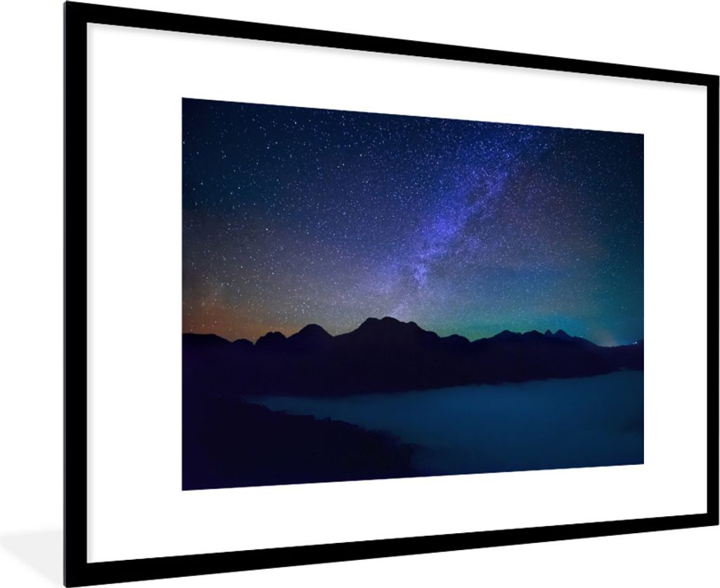 MuchoWow Gerahmtes Poster Ein schöner Sternenhimmel über der Silhouette eines Berges bei Nacht 90x60 cm - Poster mit Schwarzem Bilderrahmen Wan...