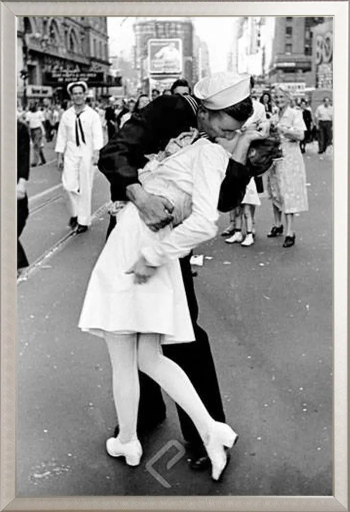 Eisenstaedt, Alfred - Poster - Kissing on VJ Day + cornice rimovibile, Shinsuke® Maxi alluminio argento, lastra acrilica