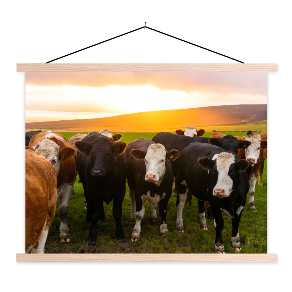 MuchoWow Textilposter Kühe - Hügel - Sonnenuntergang - Gras - Grün 60x45 cm mit holzfarbenen Rahmen - Bild