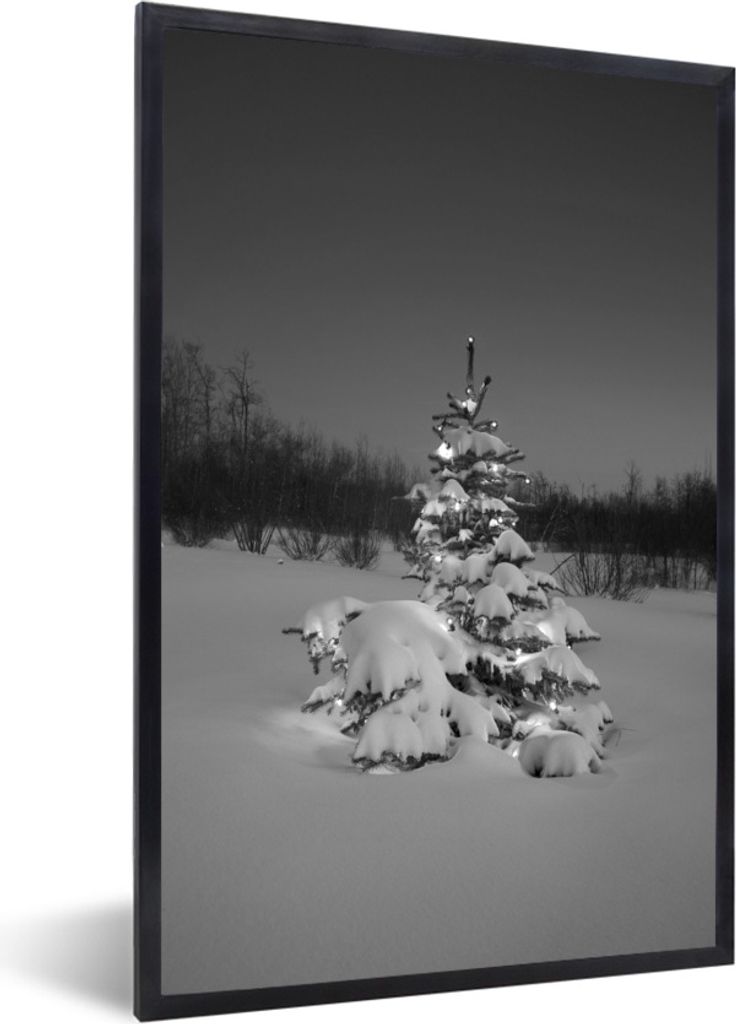 MuchoWow Gerahmtes Poster Beleuchteter Weihnachtsbaum im Schnee bei Nacht - schwarz und weiß 60x90 cm - Poster mit Schwarzem Bilderrahmen Wandpo...