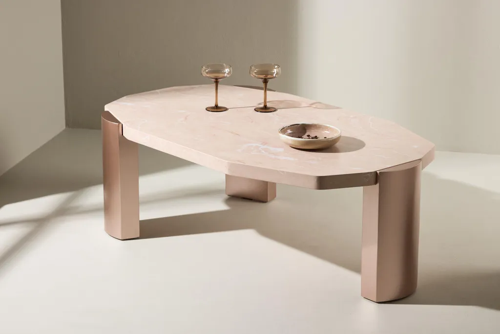 Table basse Kres rose et dorée : sublimez un salon terne avec style