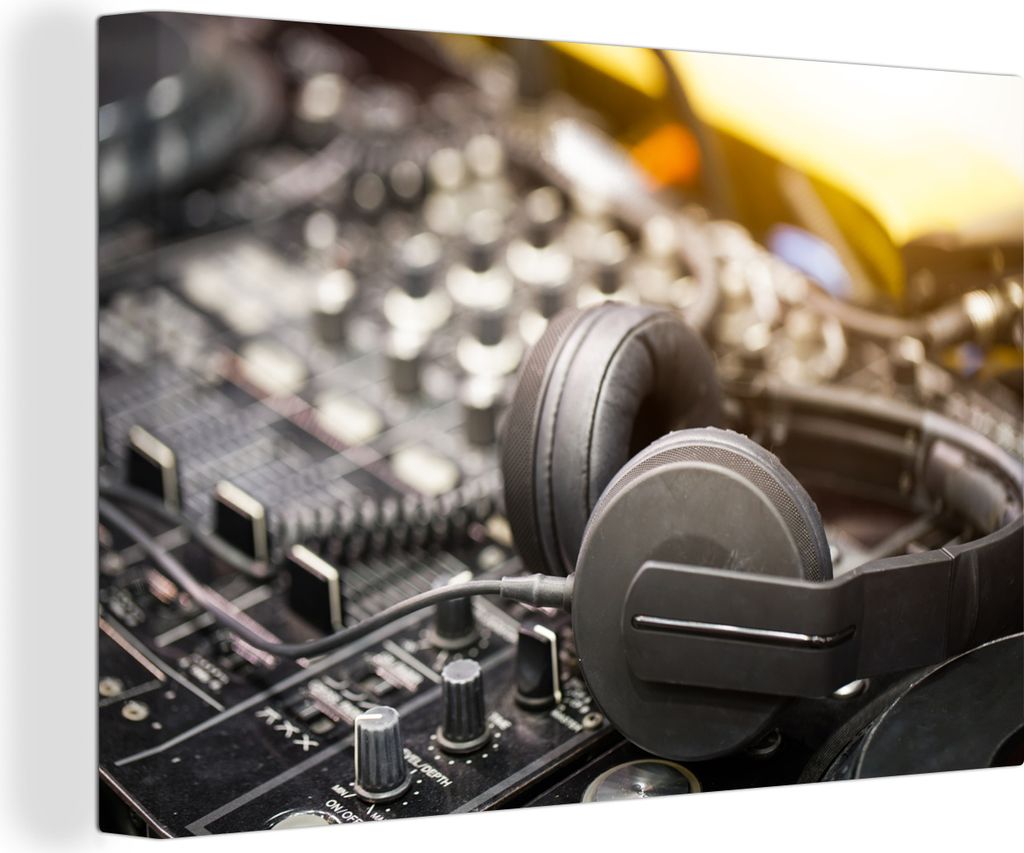 OneMillionCanvasses - Leinwandbilder - 140x90 cm, Graue Kopfhörer an einem Mischpult, Wandbilder Kunstdruck Wanddekoration - Foto auf Leinwand -...