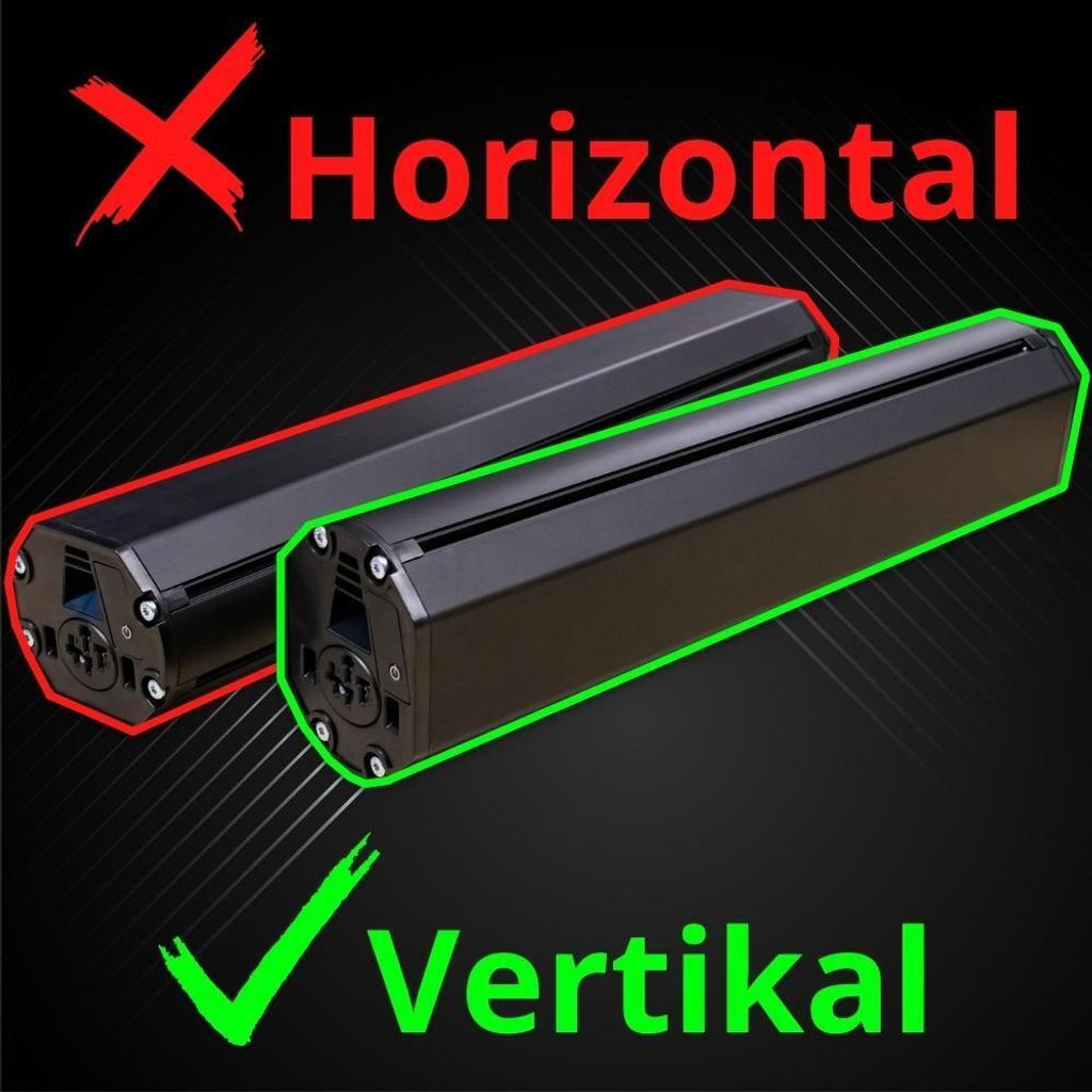 Two black battery packs are shown, one outlined in red and labeled 'Horizontal' with a red X, and the other outlined in green and labeled 'Vertikal' with a green checkmark, indicating the correct orientation.