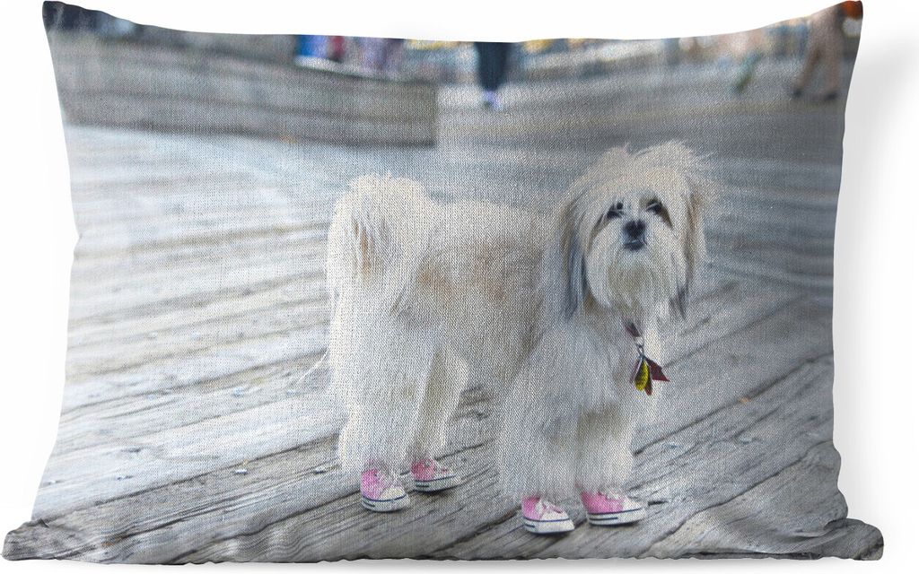 MuchoWow Outdoor Kissen - Ein Shih Tzu Hund mit rosa Schuhen - 50x30 cm - Wetterfest - Lounge Kissen - Sofa kissen - Wohnzimmer Dekoration