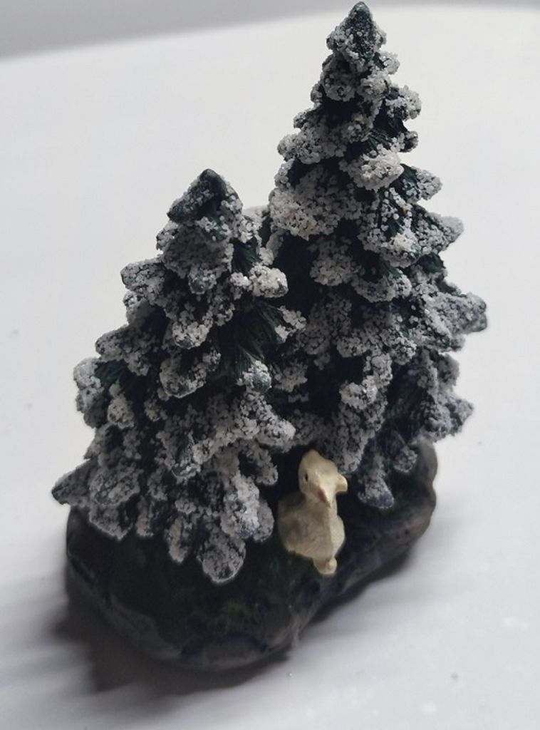 Wurm Figur Weihnachtsdorf - Tanne mit Hase und Eichhörnchen