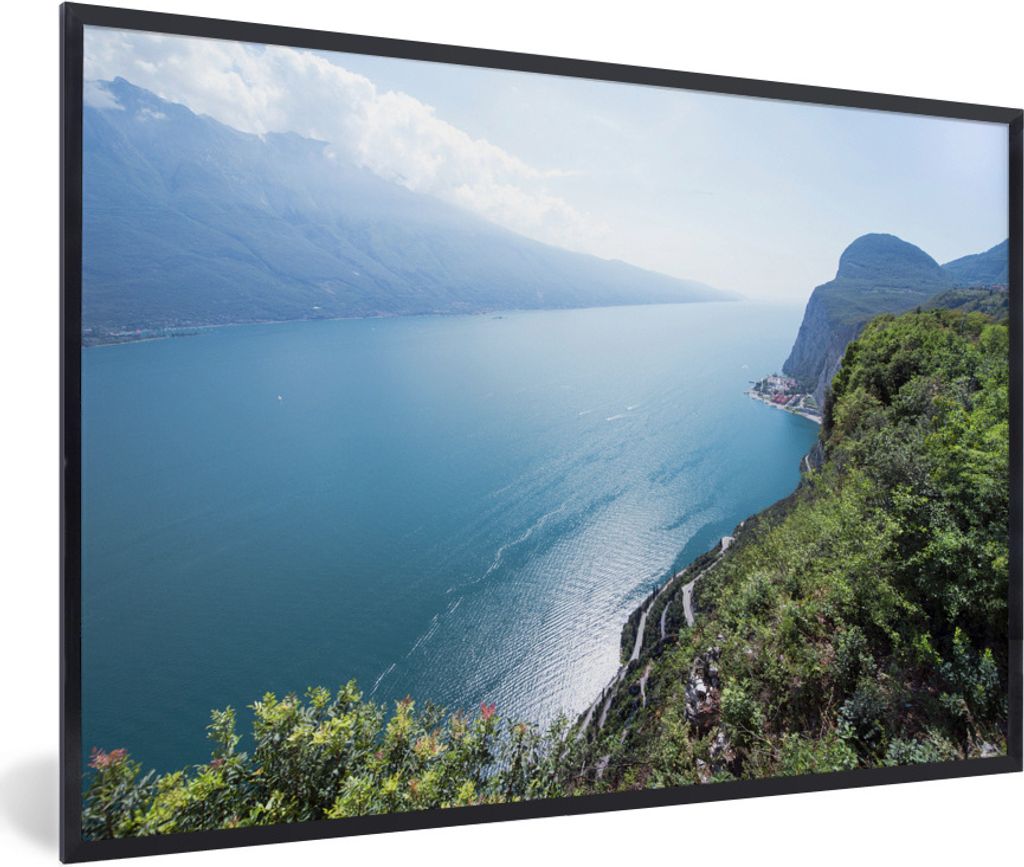 MuchoWow Gerahmtes Poster Gardasee - Wasser - Küste 30x20 cm - Poster mit Schwarzem Bilderrahmen Wandposter Rahmen Foto Bilder - Kunstdruck - Bi...