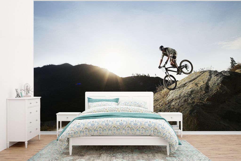 MuchoWow Fototapete für Wohnzimmer oder Schlafzimmer Wandtapete Vinyl Motivtapete Person auf einem Mountainbike auf einem rutschigen Felsen - 29...