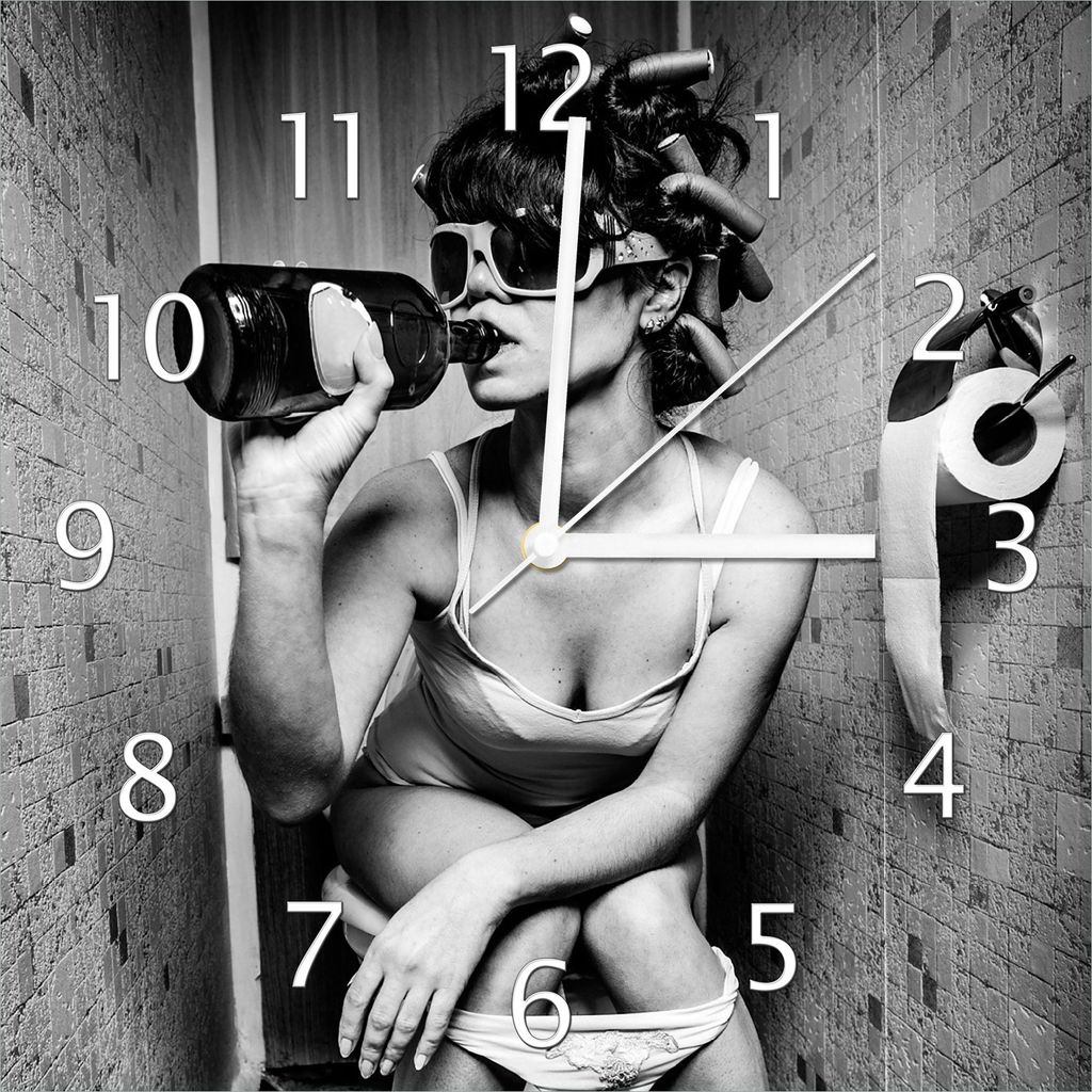 Wallario Design Wanduhr Kloparty - Sexy Frau auf Toilette mit Weinflasche aus Echtglas, Größe 30 x 30 cm