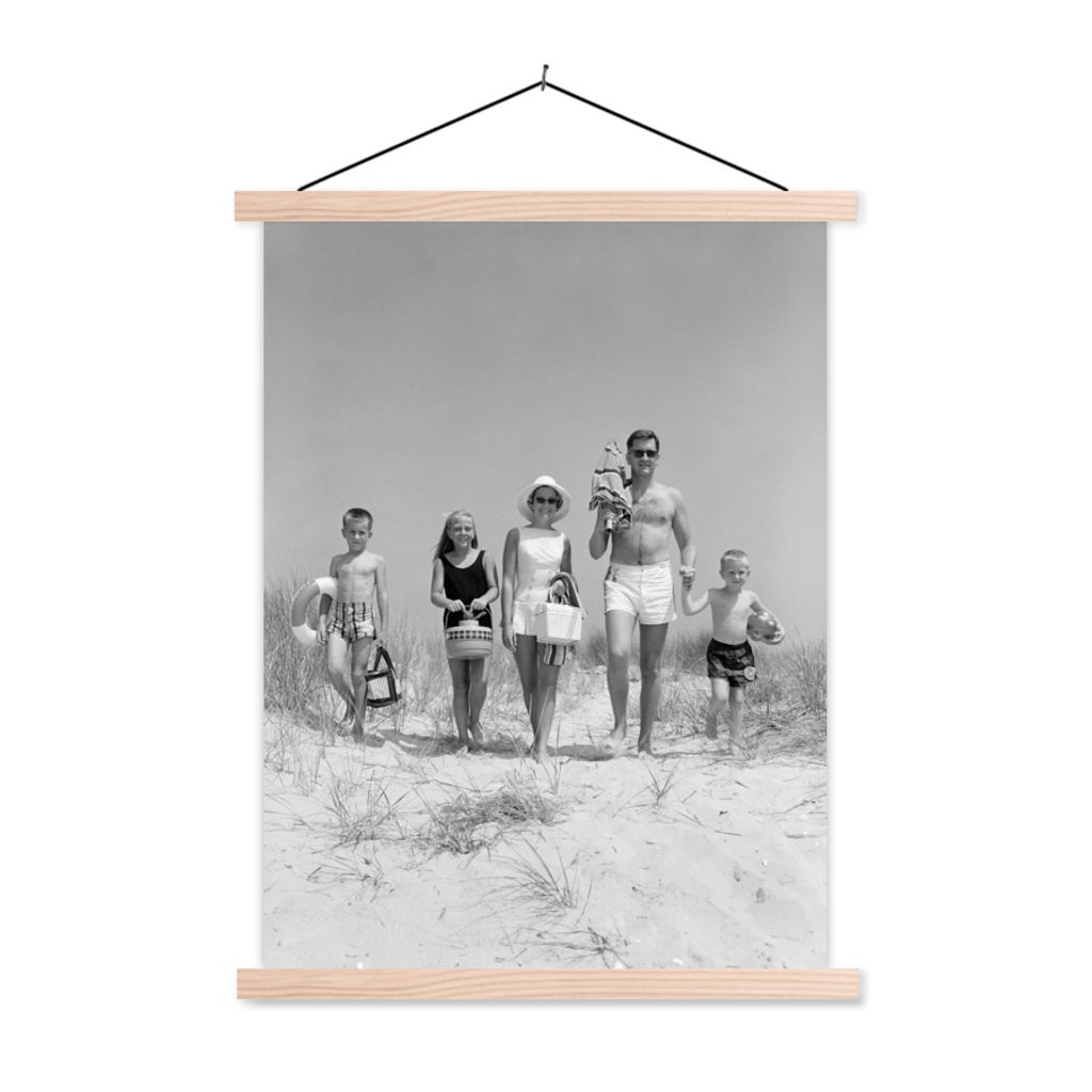 MuchoWow Textilposter Vintage-Familie im Urlaub in schwarz-weiß 120x160 cm mit holzfarbenen Rahmen - Plakatkarton