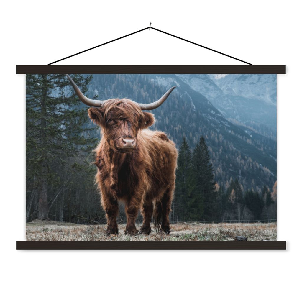 MuchoWow Textilposter Schottische Highlander - Berg - Landschaft - Bäume - Kuh - Natur 60x40 cm mit schwarzem Rahmen - Hölzernes