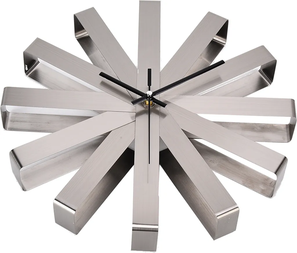 Pendule murale design en métal brossé idéale pour décorer votre salon chic