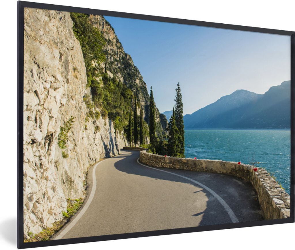 MuchoWow Gerahmtes Poster Gardasee - Weg - Berg 90x60 cm - Poster mit Schwarzem Bilderrahmen Wandposter Rahmen Foto Bilder - Fotorahmen - Foto-Pl...
