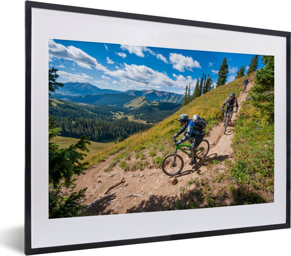 MuchoWow MuchoWow Gerahmtes Poster Drei Mountainbiker steigen ab 40x30 cm - Poster mit zchwarzem Bilderrahmen - Bilderrahmen - Poster im Rahmen