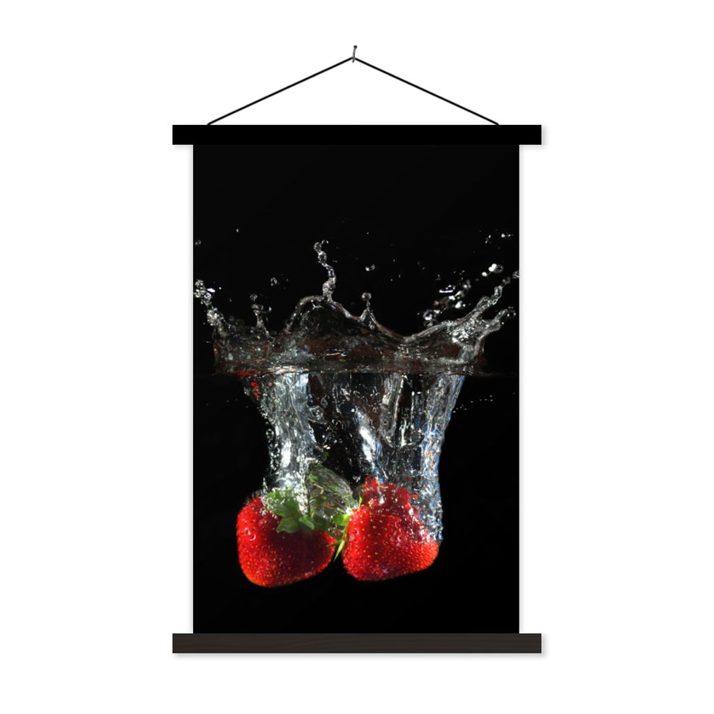 MuchoWow Textilposter Erdbeeren - Obst - Wasser - Schwarz - Rot 40x60 cm mit schwarzem Rahmen - Wanddekorationen