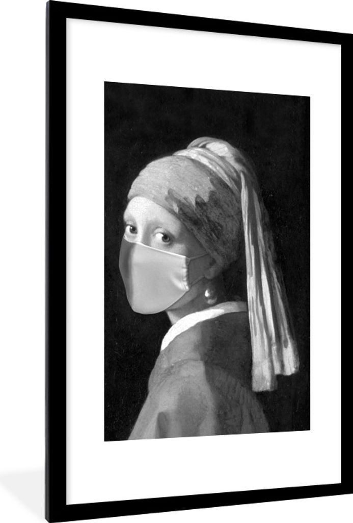 MuchoWow Gerahmtes Poster Das Mädchen mit dem Perlenohrring mit rosa Mundschutz - Gemälde von Johannes Vermeer - schwarz-weiß 60x90 cm - Poste...