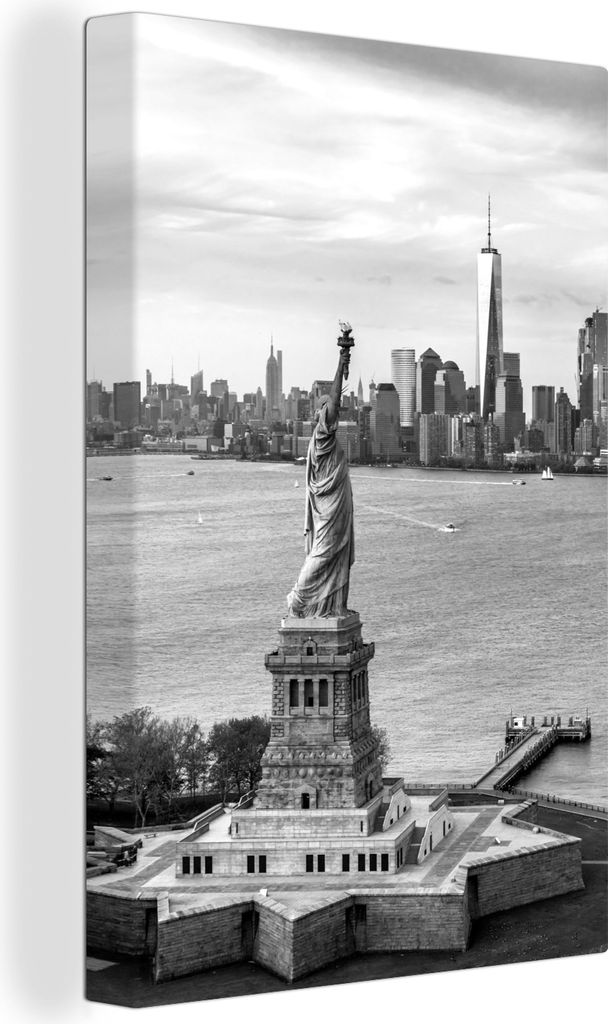 OneMillionCanvasses - Leinwandbilder - 90x140 cm, Die Freiheitsstatue und ein Blick auf das World Trade Center und die New Yorker Skyline - schwa...