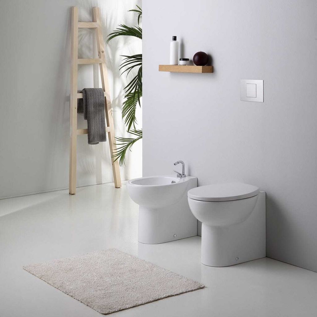 Stand-WC und Bidet aus Sanitärkeramik, weiß glänzend | Patascoss