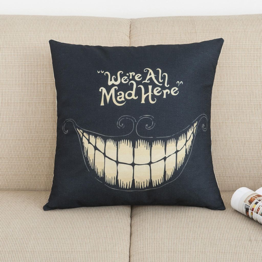 Halloween-Dekoration für die Couch, bestehend aus 4 Artikeln mit gruseligen Gesichtern und Aufschriften (45 x 45 cm).