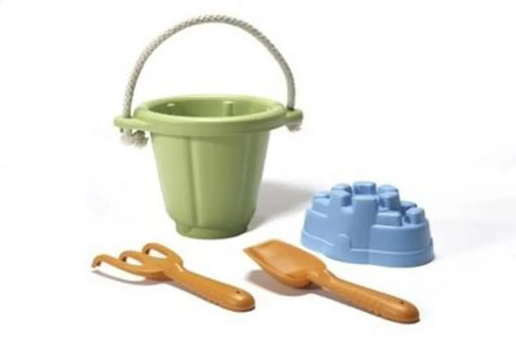 Seau de plage Green Toys vert avec 4 accessoires de jeu en sable