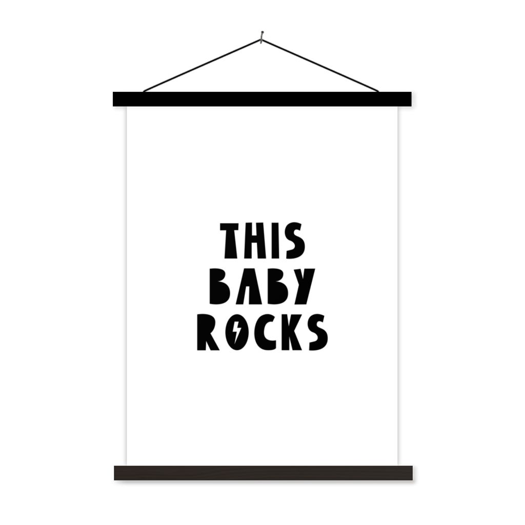 MuchoWow Textilposter Zitate - Dieses Baby rockt - Baby - Kinder - Sprichwörter 40x53 cm mit schwarzem Rahmen - Abbildung