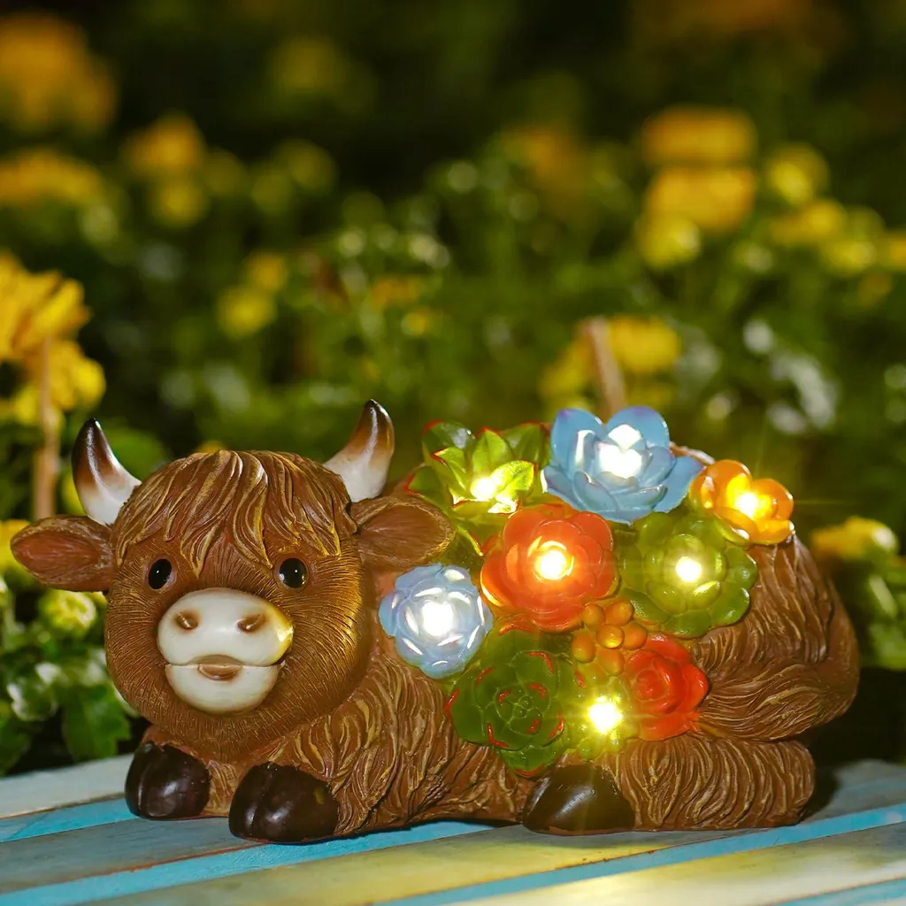 Sculpture vache des Highlands en résine et succulentes solaires - Marron