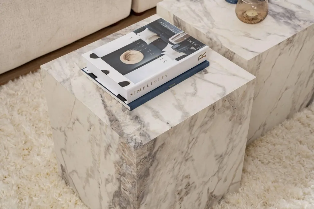 Table basse blanche effet marbre de forme cubique signée Brennan