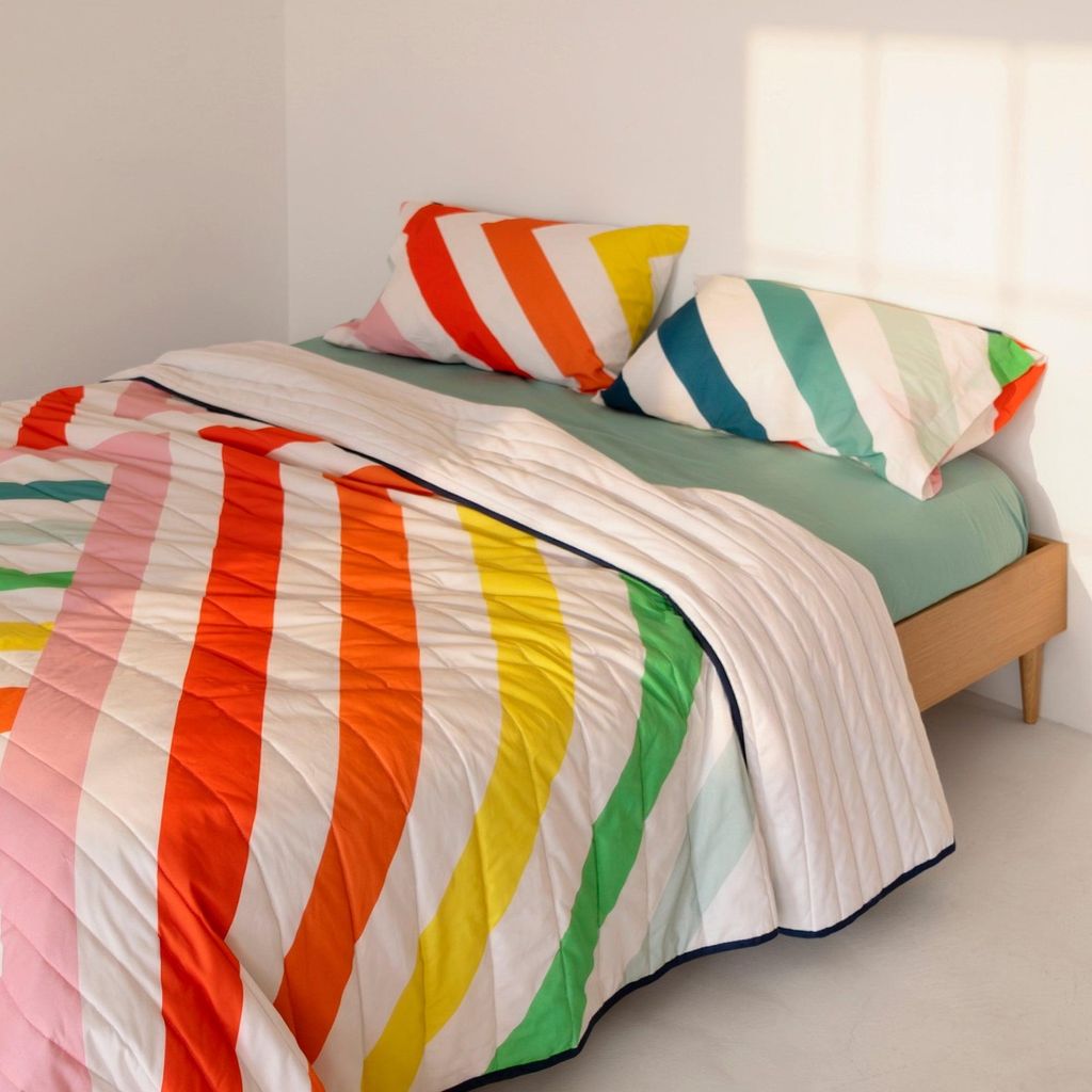 Happy stripes Tagesdecke 180x260 cm (Bett 80/90/105) 100 % Baumwolle (außen) 100 % Polyester (Füllung) Hergestellt in Europa