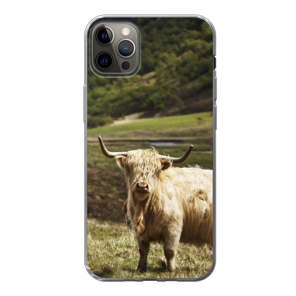 MuchoWow Handyhülle Schutzhülle Hülle für iPhone 12 Pro Max Schottische Highlander - Pfad - Wald Silikon Softcase Handy Hülle - Hartschale