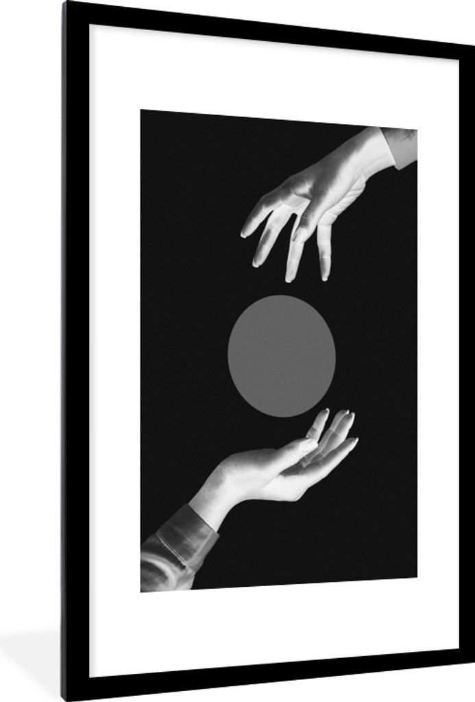 MuchoWow Gerahmtes Poster Hände - Retro - Kreis 60x90 cm - Poster mit Schwarzem Bilderrahmen Wandposter Rahmen Foto Bilder - Dekoration - Wandpo...