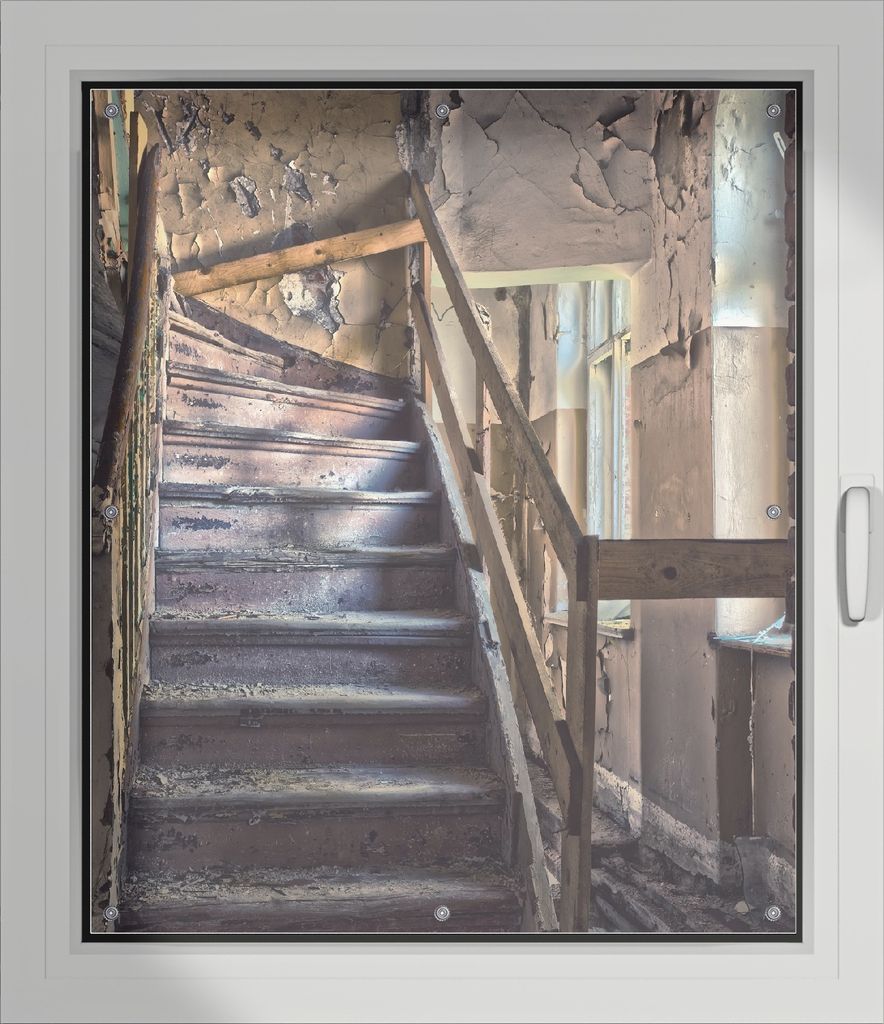 Wallario Lichtschutzbild, Dekorativer Sichtschutz Sonnenschutz 96 x 115 cm mit Motiv: Treppe in einem alten Haus - Verdunklung ohne Bohren