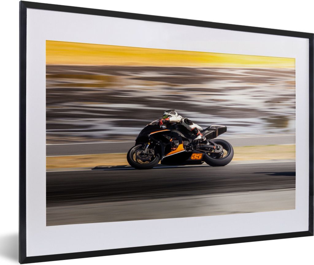 MuchoWow MuchoWow Gerahmtes Poster Ein superschnelles Motorrad am Wasser 60x40 cm - Poster mit zchwarzem Bilderrahmen - Schlafzimmer - Plakat i...
