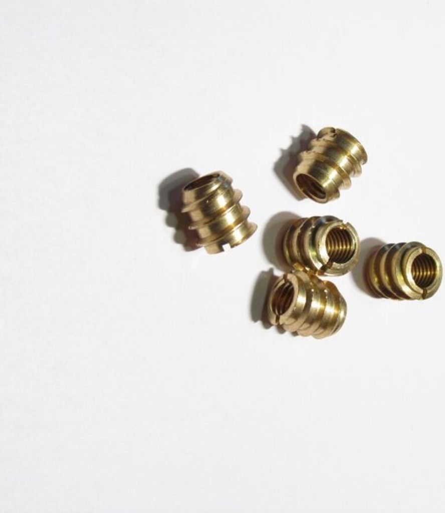 Fünf goldfarbene Einschraubmuttern M10 für Kletterwände von Kletterbude.