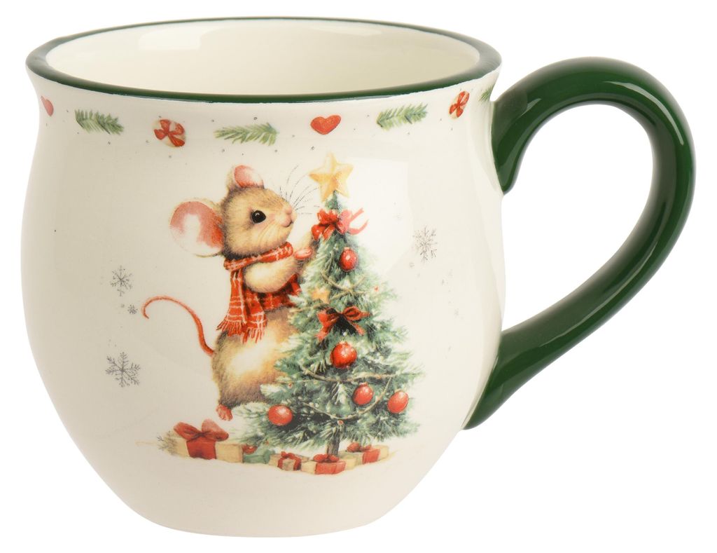 Festliche Tasse mit Maus Motiv neben einem geschmückten Tannenbaum und grünem Henkel.