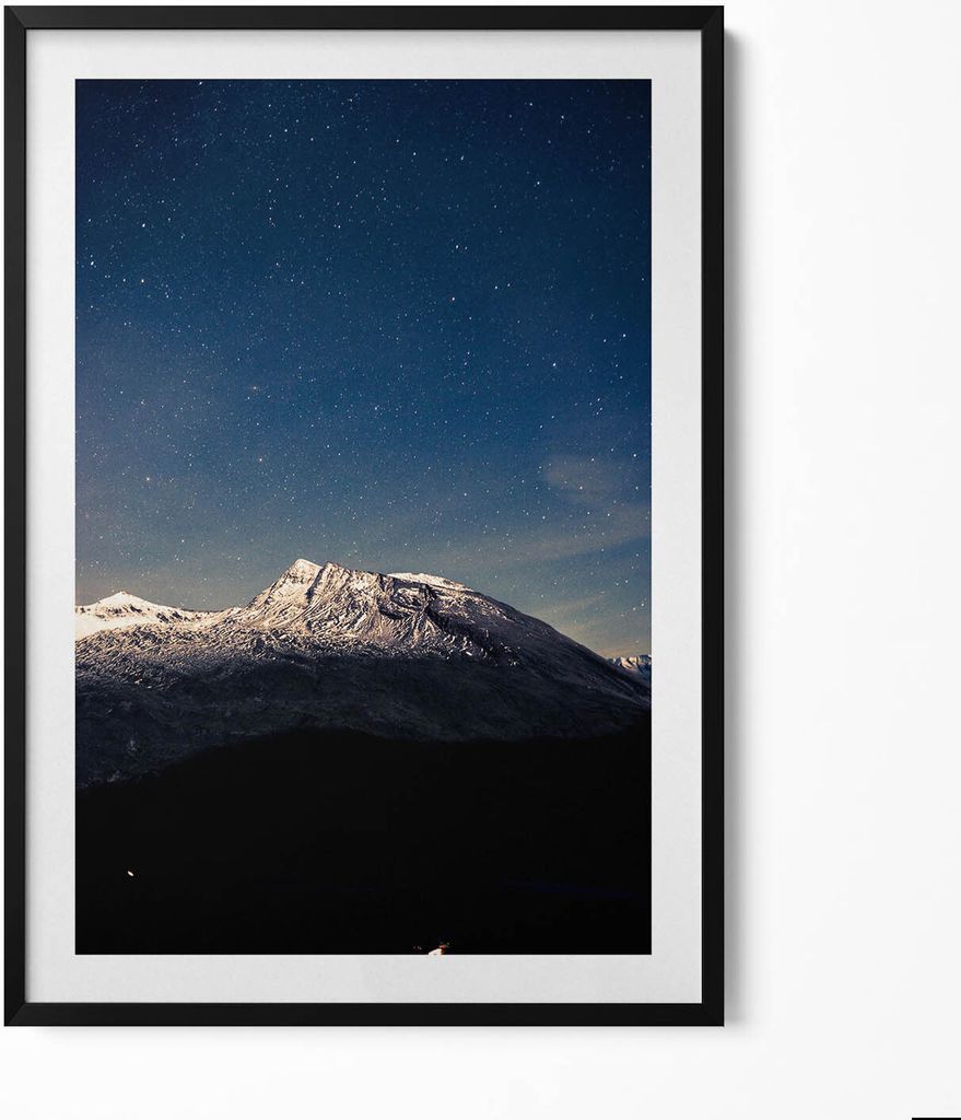 Landschaft eines Berges vor einem Sternenhimmel– Wandbild mit Rahmen – Gerahmtes Bild – Wanddekoration – 70x100 cm – Schwarz Rahmen