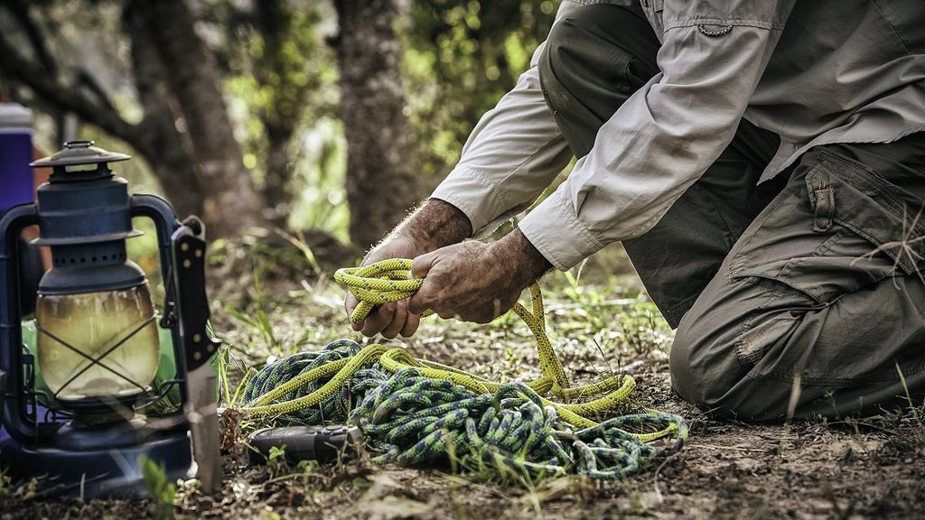 Jochen Schweizer Survival Camp Bitche (1 Nacht); Erlebnis verschenken oder selbst erleben; Gutschein gültig für 1 Person Gruppengröße: 5–20 ...