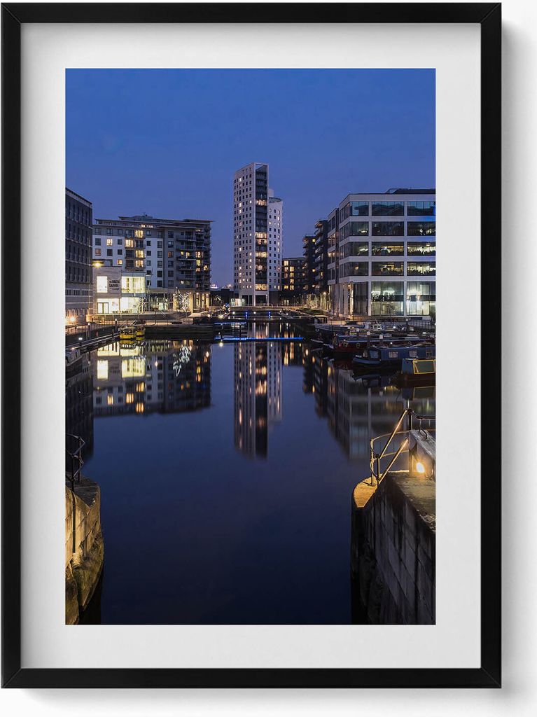 Die Stadt Leeds bei Nacht beleuchtet– Wandbild mit Rahmen – Gerahmtes Bild – Wanddekoration – 50x70 cm – Schwarz Rahmen