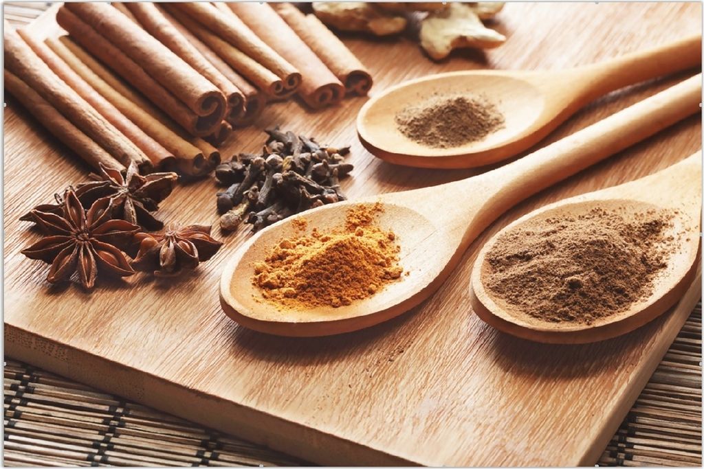 Wallario Wandbild Kräuter und Gewürze auf Holzlöffeln, Größe: 61 x 91,5 cm, Poster mit rahmenlosen Bildhalter