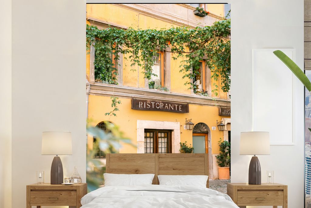 MuchoWow Fototapete für Wohnzimmer oder Schlafzimmer Wandtapete Vinyl Motivtapete Rom - Restaurant - Gelb - Pflanzen - Tür - 170x260 cm - Wohnz...