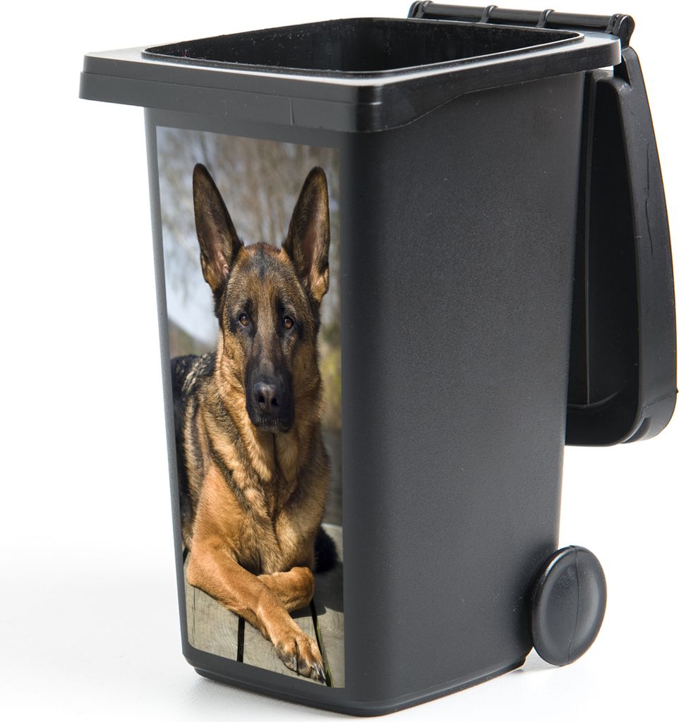 MuchoWow Mülltonnenaufkleber Ein Deutscher Schäferhund auf einer Mole 44x98 cm - Containeraufkleber - Aufkleber - Mülltonnen-Aufkleber
