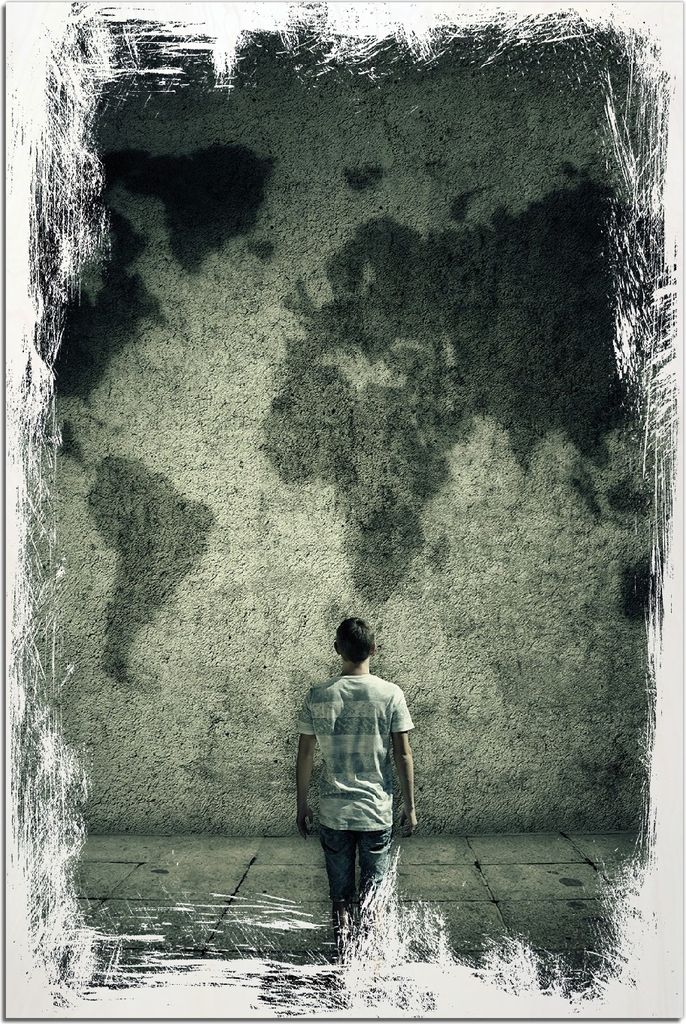 Kunstdrucke Wandbilder Holz in : Brillante Farben, Größe 60 x 90 cm Motiv Kleiner Junge vor Weltkarte an grauer Beton-Wand