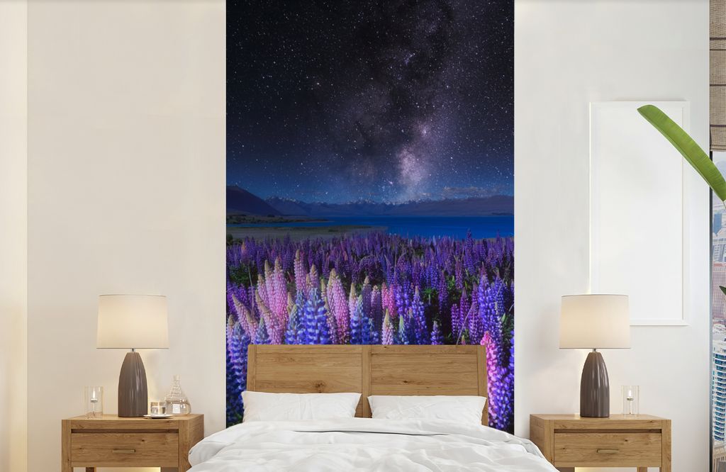 MuchoWow Fototapete für Wohnzimmer oder Schlafzimmer Wandtapete Vinyl Motivtapete Blumen - Nacht - Lupine - Sternenhimmel - Lila - Natur - 120x2...
