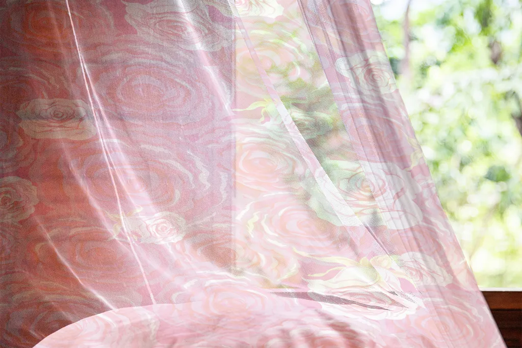 ABAKUHAUS Arazzo Rose, Motivo romantico astratto con fiori in fiore, Arazzo in raso setoso per soggiorno e camera da letto, 135 cm x 274 cm, Rosa lilla