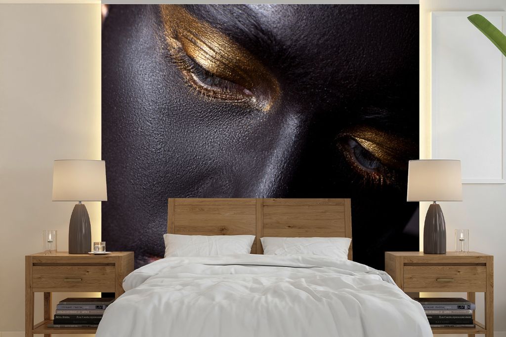 MuchoWow Fototapete für Wohnzimmer oder Schlafzimmer Wandtapete Vinyl Motivtapete Frau - Gold - Schwarz - Make up - 220x220 cm - Tapeten