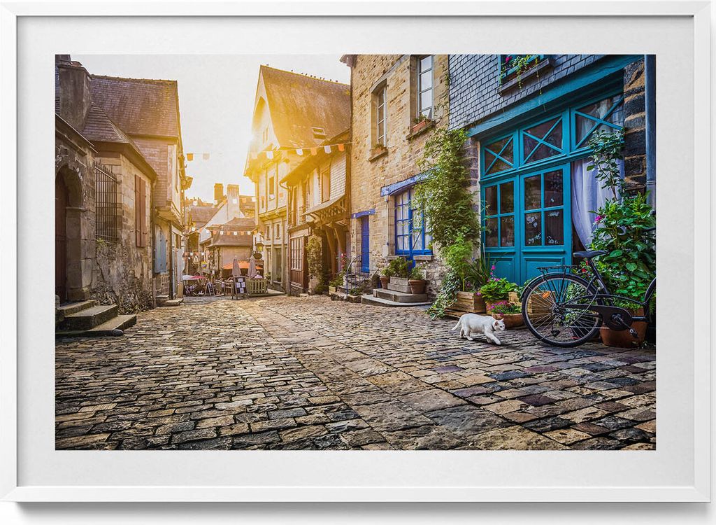 Straße in der Altstadt– Wandbild mit Rahmen – Gerahmtes Bild – Wanddekoration – 100x70 cm – Weiß Rahmen