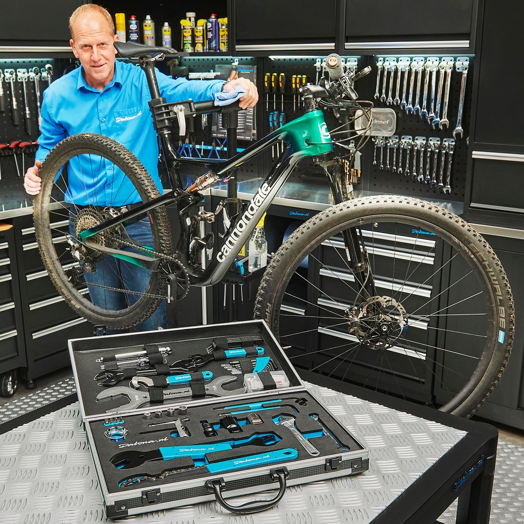 Datona - 21-teiliges Fahrrad-Werkzeugset im Koffer mit Montageständer 103-153 cm - Profi Fahrradkoffer inkl. Reifenheber Reifenreparatur Speichens...