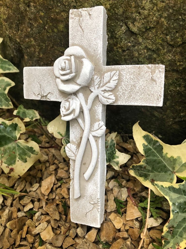 Grabgesteck Schmuck Kreuz mit 3D Rosen Grab Engel Gedenkstein Grabschmuck Grabdeko mit Draht zum befestigen Kreuz grau/weiß