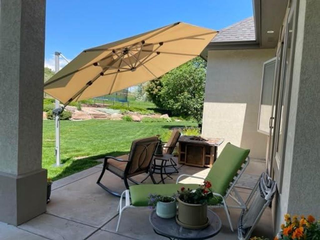 PURPLE LEAF Ampelschirm Sonnenschirm mit LED Solar Beleuchtung 330cm Marktschirm Groß 360° Rotation, Balkonschirm mit Kurbel Sonnenschutz UV50+, ...